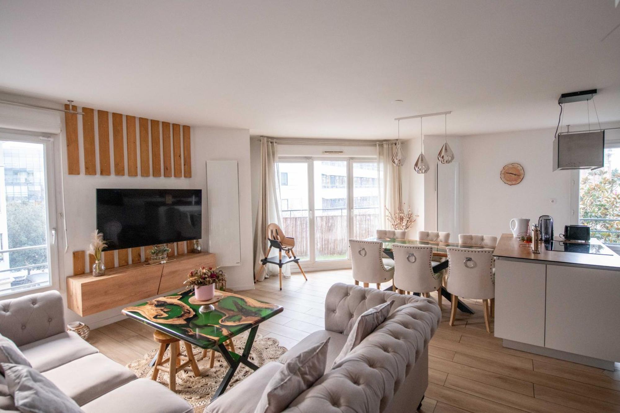Elise De Roche Equipe Balcon Parking Rer B Apartment Le Bourget Exterior photo